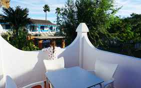 Das Haus 2 hat Sitzplätze auf dem Balkon, auf der Terrasse vor dem Haus sowie im Hof hinter dem Haus